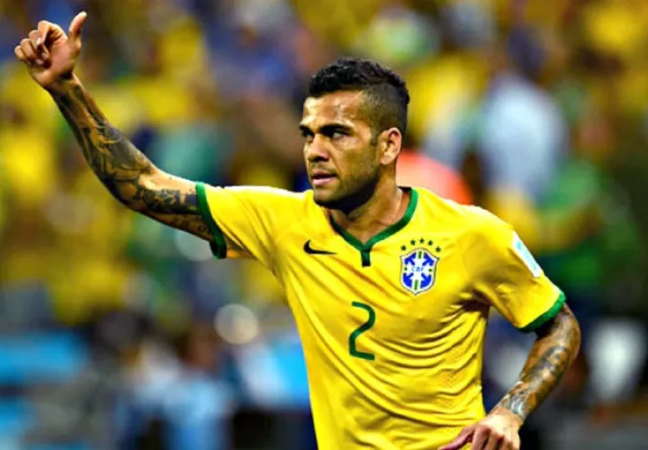 Alves está entre los convocados.