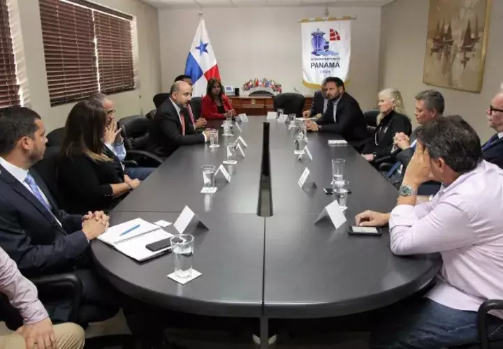 Reunión entre directivos de c ruceros y la AMP. Foto AMP