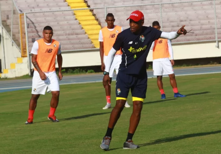Emmanuel Chanis (izquierda al fondo) escucha las directrices de Julio Dely Valdés. Anayansi Gamez