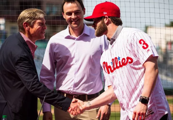 Harper recibe una bonificación por firma de 20 millones de dólares y un salario de 10 millones este año. MLB