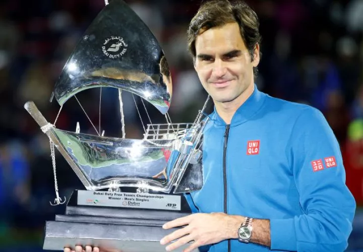 Roger Federer  posa con su trofeo tras triunfar. EFE