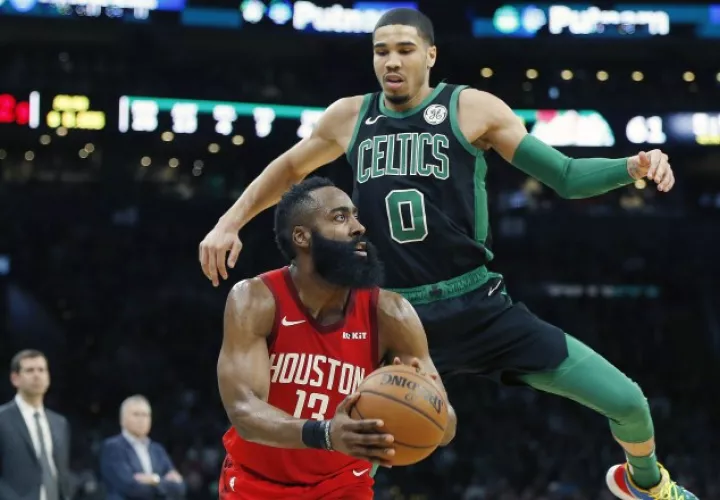 James Harden (13) de los Rockets y  Jayson Tatum de los Celtics. AP 