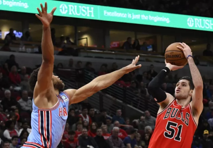 Ryan Arcidiacono de Chicago (51) anota una canasta. AP