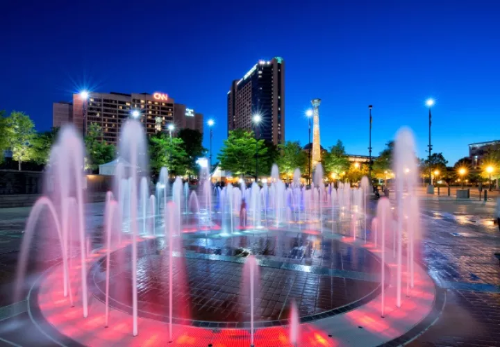 1.  Bella exposición de luz, color y agua de la Fuente de los Anillos en el Parque Olímpico Centenario del Centro CNN y el Hotel Omni.