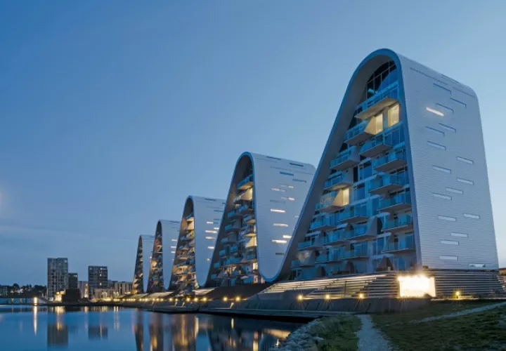 1.  Una bella imagen de unos piragüistas entrenando en el lago ante "The Wave", en la localidad de Vejle. 