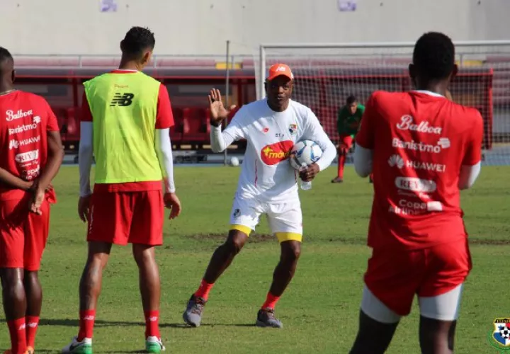 Julio César Dely Valdés (cent.) entrena en el estadio Rommel Fernández con jugadores de la LPF. @Fepafut