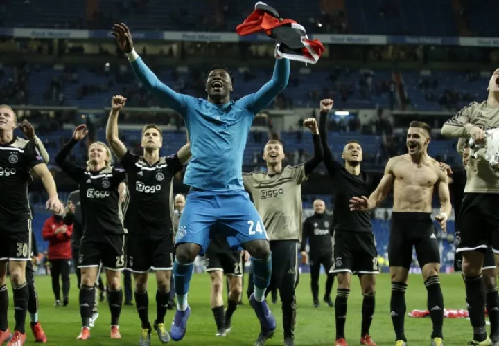 Jugadores del Ajax saludan a sus seguidores en el Bernabéu. AP