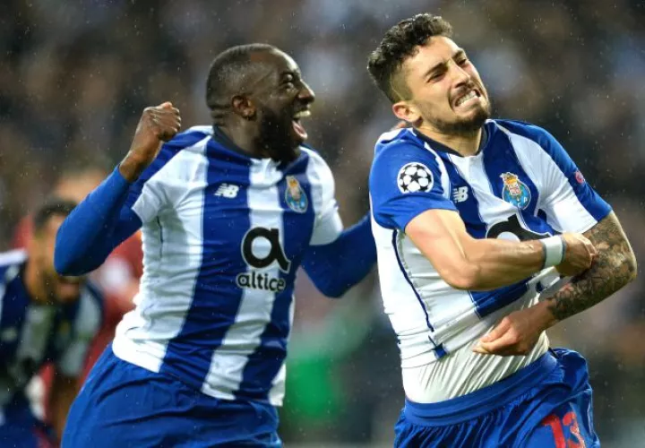 Alex Telles celebra su gol. EFE