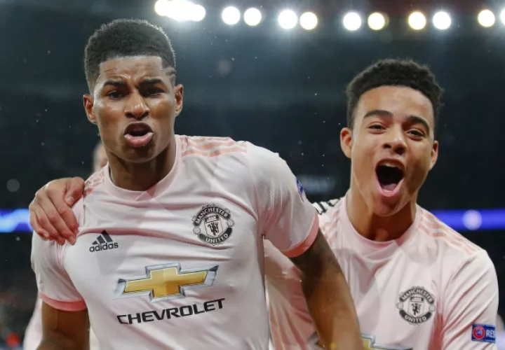Marcus Rashford (izq.) de penal anotó el gol que le dio la clasificación al Manchester United. AP