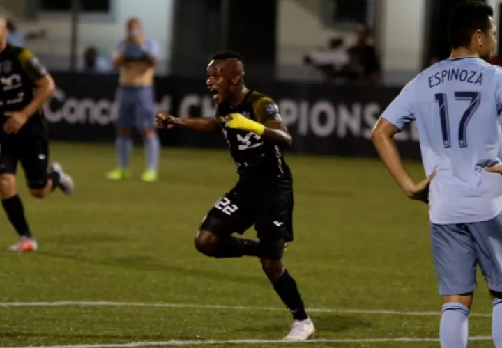 Romeesh Ivey (negro) del Club Atlético Independiente celebra su gol ante Kansas City. EFE