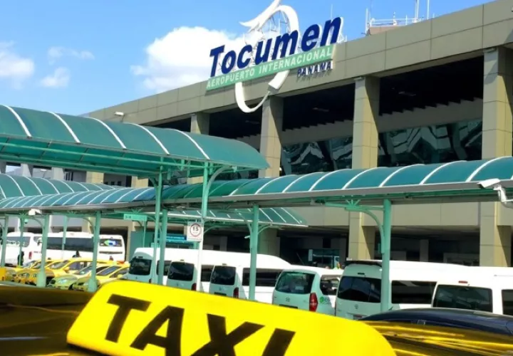 Ayer se les permitió a los taxistas ingresar de manera regular, al suspenderse la prohibición por parte de la administración.  Archivo