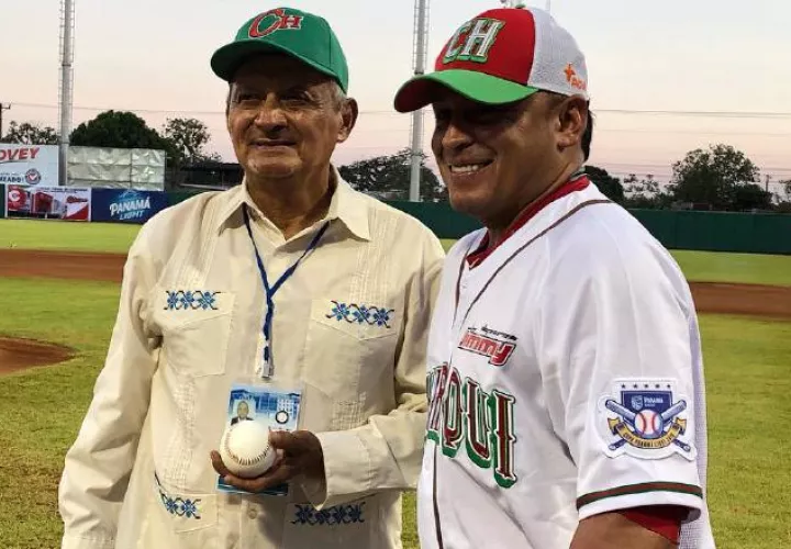 Euclides Quintero expresó su emoción  durante el acto de inauguración del torneo de béisbol mayor. Cortesía/Fedebeis