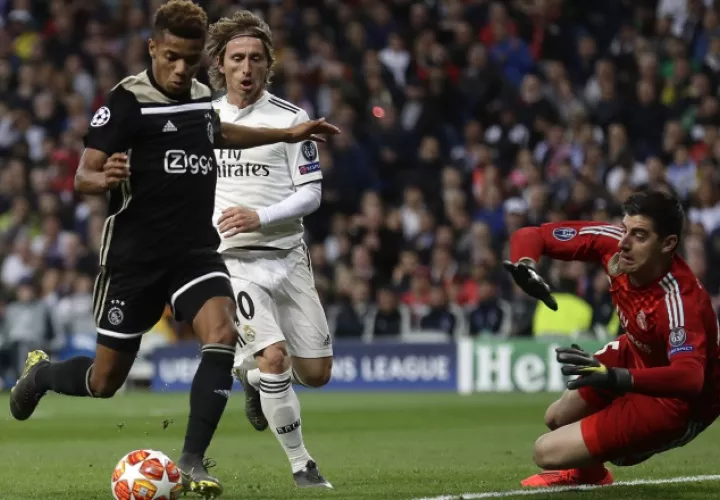 David Neres participó en la goleada del Ajax al Madrid. AP