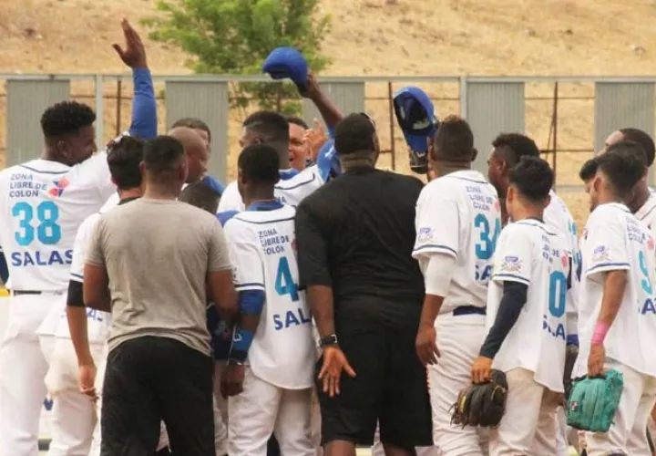 El equipo de Colón celebra su victoria sobre Coclé. Fedebeis