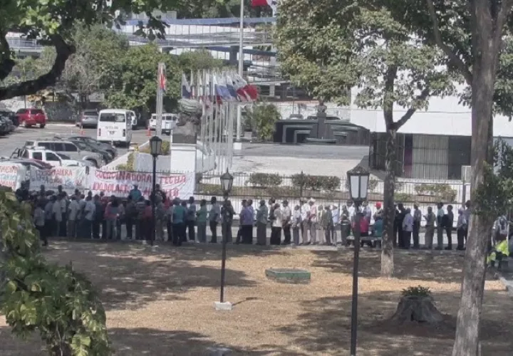 En los predios de la Asamblea siempre están los  jubilados. Foto: Cortesía