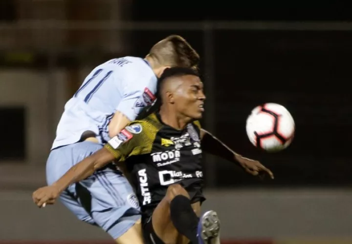 Rubén Barrow, del CAI (der.), disputa un balón con Kelym Rove, de Kansas City. EFE
