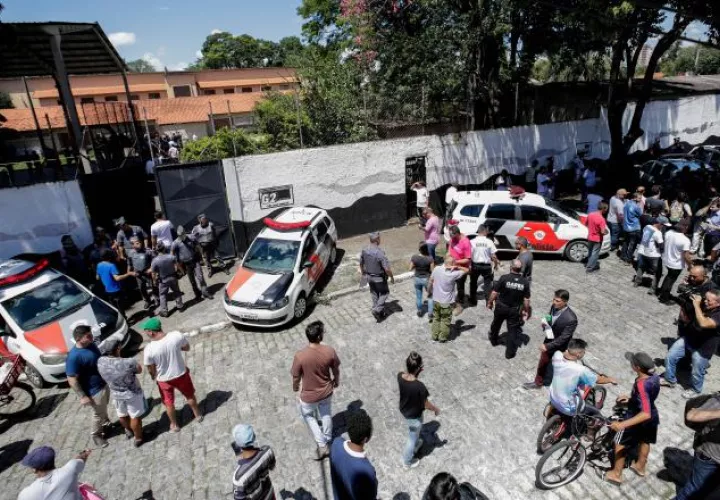 El joven se presentó en compañía de su madre y de agentes. EFE