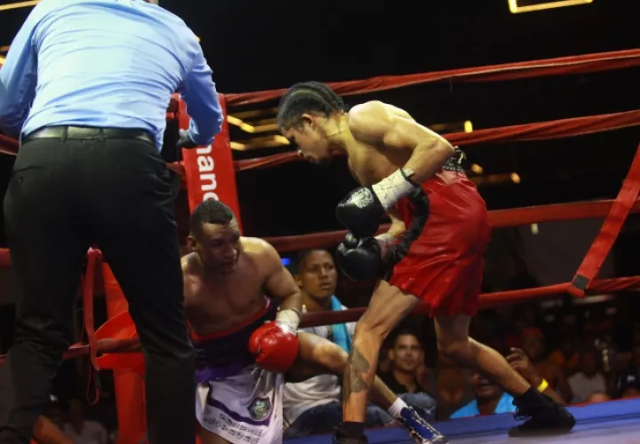 El colonense Johnny Garay (rojo) y el chorrerano  'La Arañita' Ortega empataron.