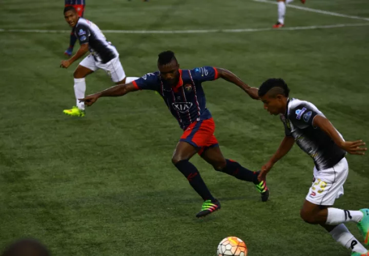Plaza Amador y Tauro, juegan en el clásico en el estadio Rommel Fernández.  Anayansi Gamez