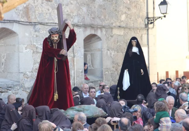 1. Las imágenes del Cristo y la Dolorosa están a punto de encontrarse.