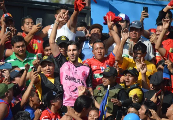 Jaime Penedo con los aficionados de los Rojos. Foto Cortesía
