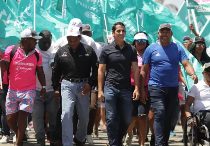 Roux caminó ayer en San Miguelito. Cortesía