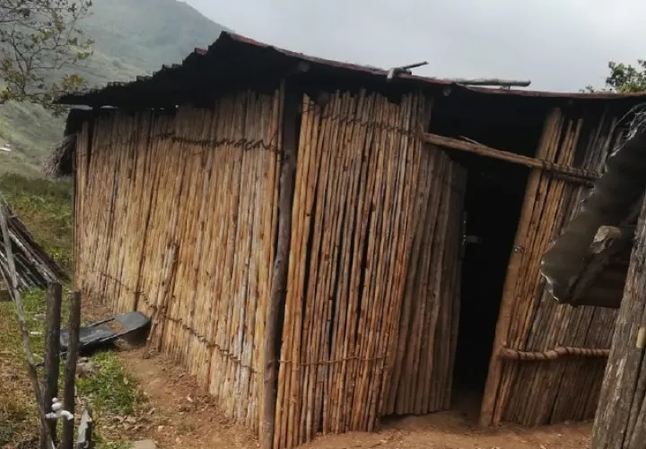 Así luce una de las aulas de la escuela Hato Común, en la Comarca Ngäbe-Buglé. Cortesía