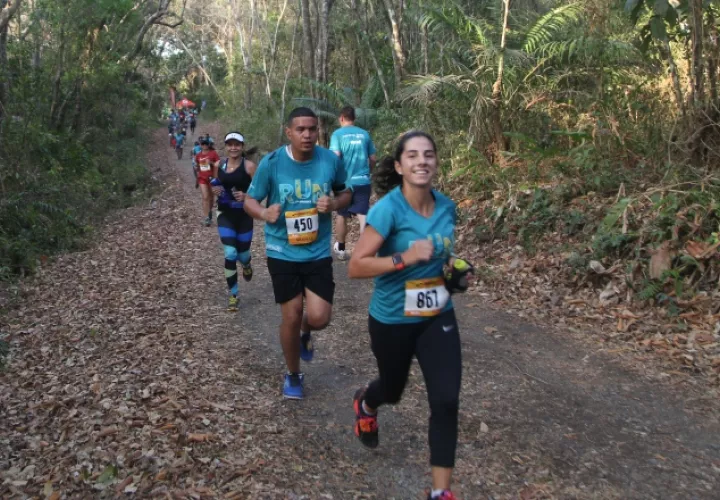 Mil corredores participaron en el evento.