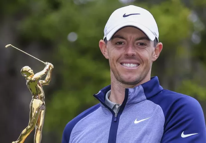 Rory McIlroy levanta su trofeo.