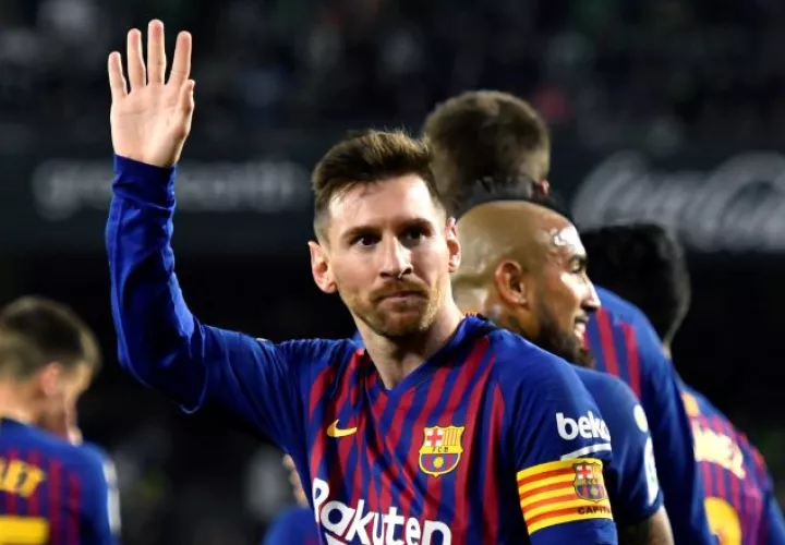 Messi agradece la ovación de la afición del Betis. EFE
