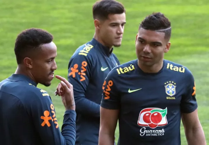 Eder Militao (izq.), Casemiro (dcha.) y Coutinho (c) durante el entrenamiento realizado en el estadio de Bessa, en Oporto, ayer. EFE