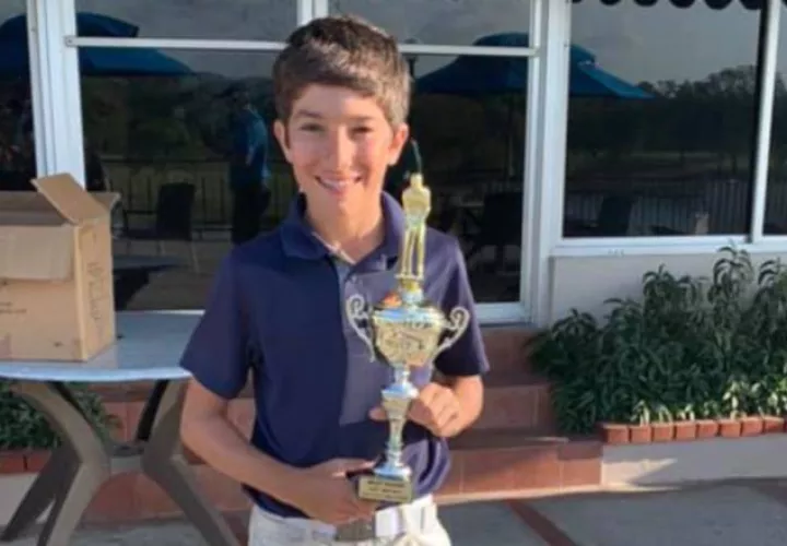 Diego Álvarez con su trofeo. Cortesía