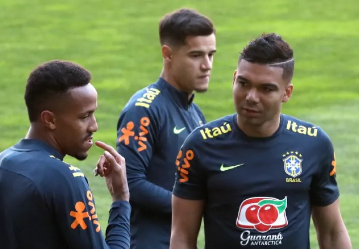 Los jugadores de Brasil Eder Militao (i) y Casemiro (d), y Coutinho (c) durante el entrenamiento realizado en el estadio de Bessa. EFE