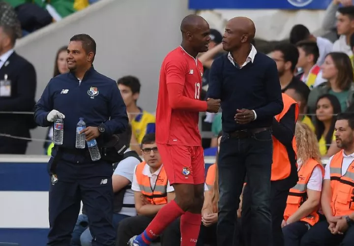 Dely Valdés felicita a Machado por su gol.