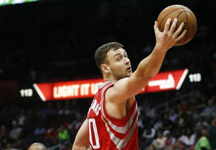 Donatas Motiejunas ha jugado cinco años en la NBA. AP