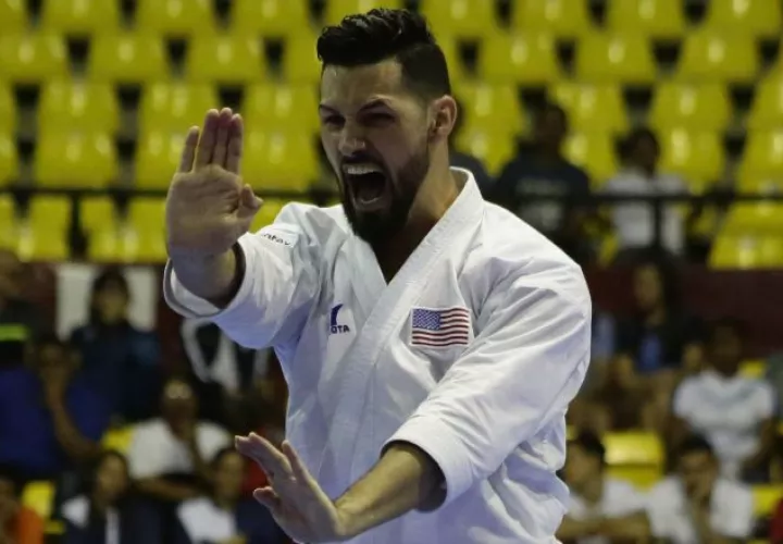 El estadounidense Ariel Torres ayer durante la final del torneo Panamericano de Karate Sénior. EFE