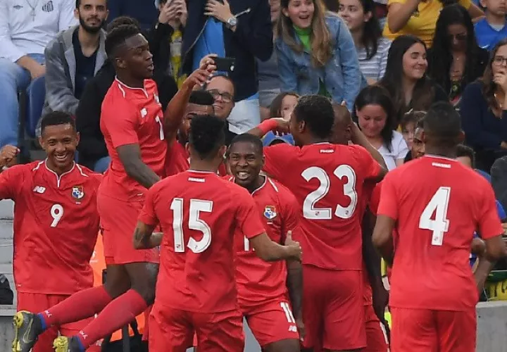 Los jugadores panameños celebran la anotación de Adolfo Machado. Anayansi Gamez