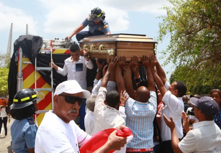 Familiares, amigos y colegas boxeadores despidieron al púgil ayer. Anayansi Gamez