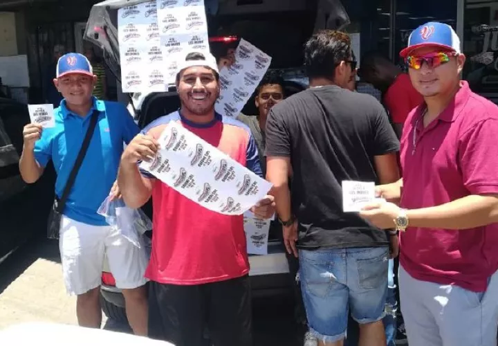 Los peloteros en plena faena.