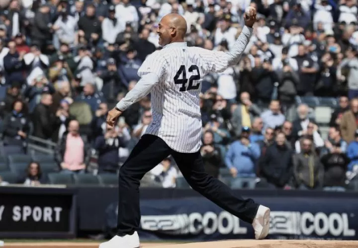 Mariano Rivera, que en julio ingresará al templo de los inmortales, estuvo en el primer partido de la temporada de los Yanquis. EFE
