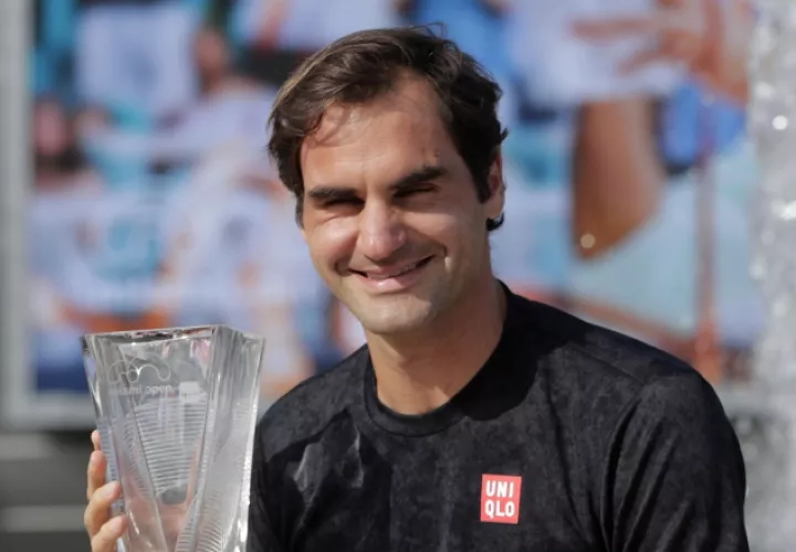 Federer muestra su trofeo.