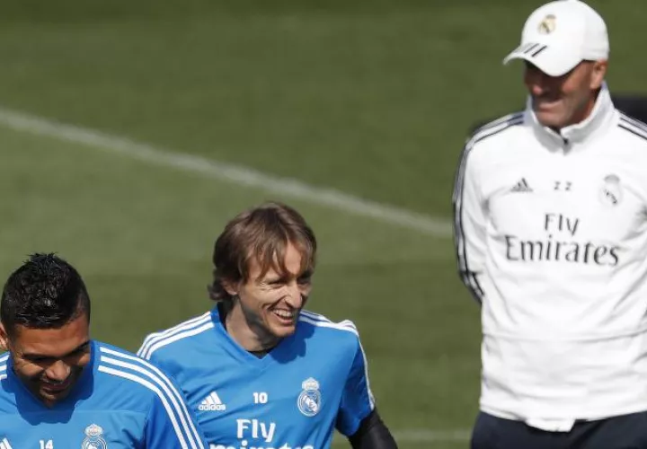 Zidane junto a Modric en el entrenamiento de ayer. EFE