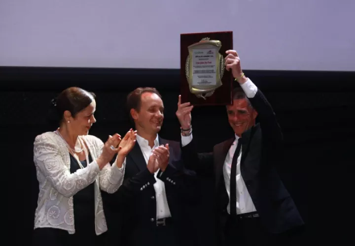 El jinete brasileño Jorge Ricardo recibe un premio especial de manos de Ramón Rionda.