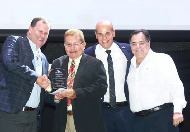 Lucas Alemán premia  a Odín Londoño por Macherano Manía.