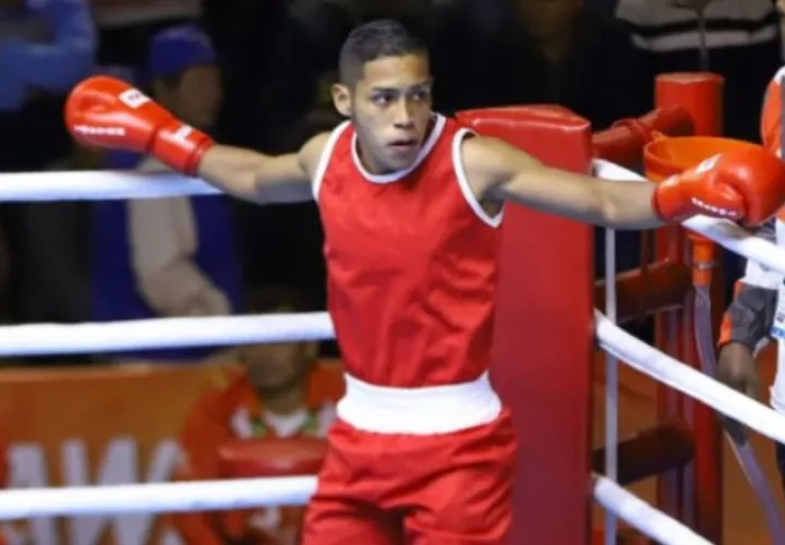 Orlando Martínez gano su primer combate en la tarjeta. Cop