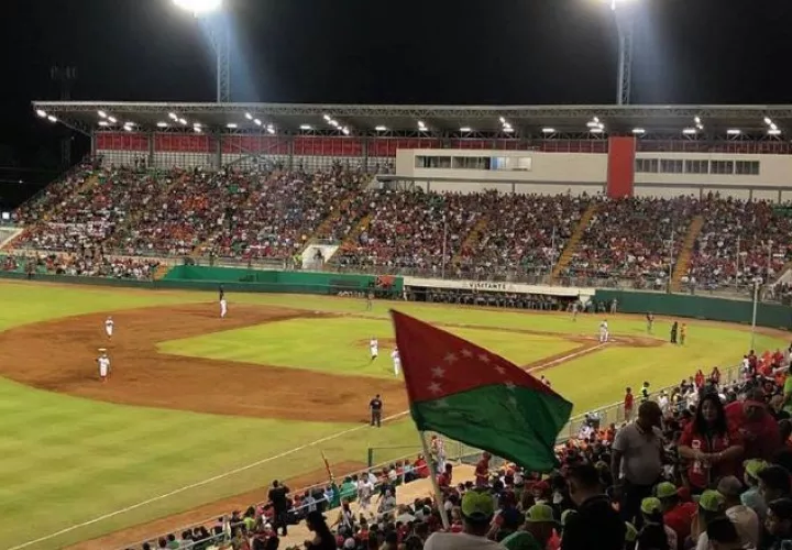 Partido de béisbol en el Kenny Serracín. Foto Fedebeis