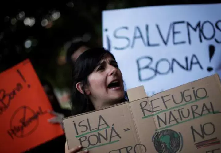 Al mediodía de ayer se dio una manifestación frente a la sede del Ministerio de Ambiente. EFE