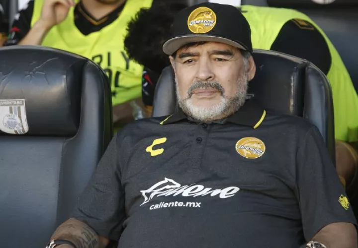 Diego Maradona está molesto por los errores arbitrales. EFE