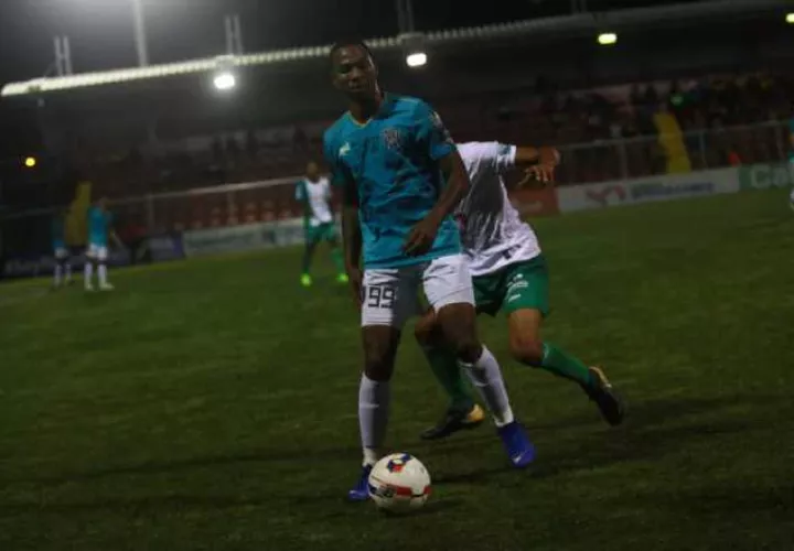 El partido de ayer, que tuvo un retraso por fallos eléctricos, acabó con tres puntos para el equipo de La Chorrera. Anayansi Gamez
