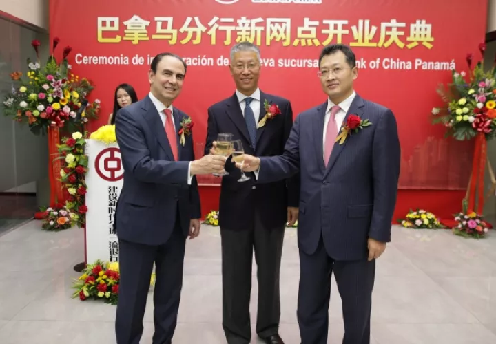 1.  Ricardo Fernández, Wei Quiang y Zhang Gang.